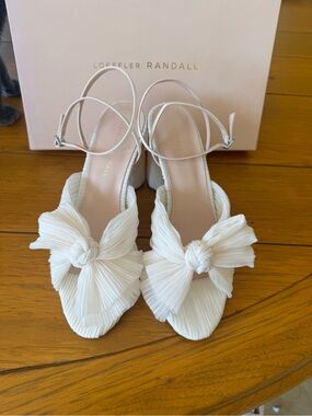 LOEFFLER RANDALL CAMELLIA–PLFV/PEARL/8.5 
Camellia pleated bow heel